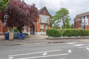 Cosy bright & large 4 bedroom Flat With parking